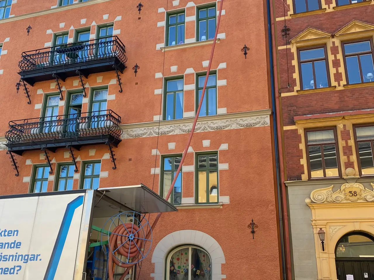 Tegelhus med Ekovillas lastbil utanför