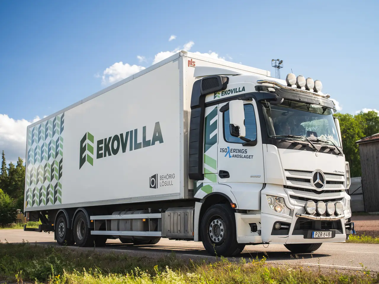 Ekovillas lastbil på väg ut från depån